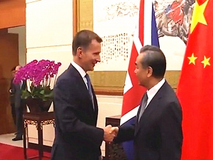王毅見英外相侯俊偉只傾生意拒談香港事務