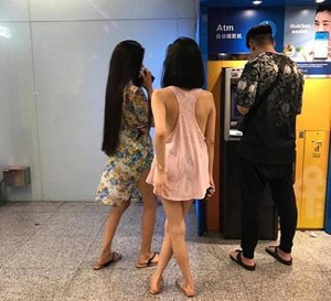美少女在新加坡穿少件衫都「一身蟻」