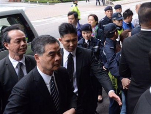 梁振英今晨到法庭為黃毓民掟杯案作證