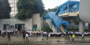 全港200間中學的學生及校友組人鏈促政府回應