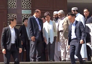林鄭月娥率盧偉聰到清真寺為水炮車闖禍道歉