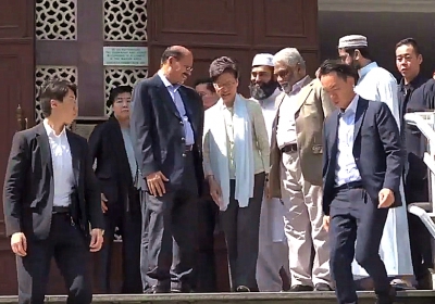 林鄭月娥率盧偉聰到清真寺為水炮車闖禍道歉