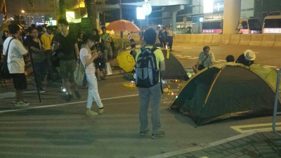 數十示威者迎月夜重返政總