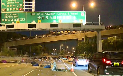 示威者開放吐露港公路部分行車線惟政府拒配合