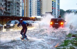 莫斯科暴雨 居民街頭上演花式滑水（有片）