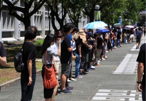 中文大學教職員及學生在校園組人鏈宣示訴求