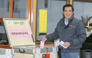 台灣大選：投票進行中，藍綠陣營俱稱有信心