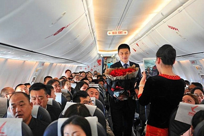 兩空姐機上遇男友求婚落機即被炒魷