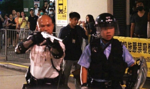 【有片】數百人晚上包圍葵涌警署 警長舉槍警告