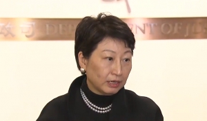律政司司長鄭若驊上任首天即中箭