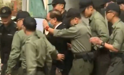 曾蔭權從羈留病房押往法庭聽判