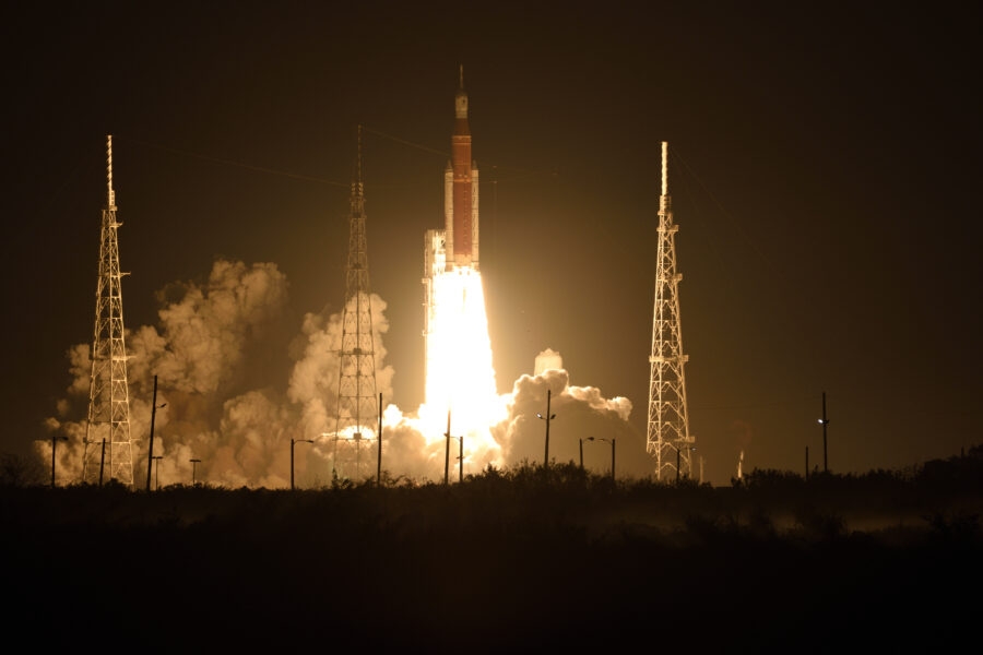 【美重返月球】飛船成功進入環月軌道　附帶微型衛星四成失效包括日本首個著月器