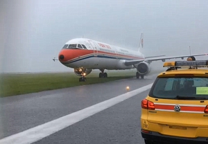 中國東方航空客機在本港機場滑出跑道