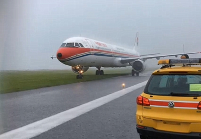 中國東方航空客機在本港機場滑出跑道