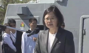 蔡英文今早登南巡軍艦勉勵士兵守疆