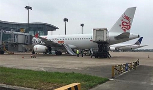 杭州蕭山機場港龍航機烏龍彈出逃生滑梯