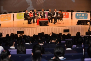 梁振英：500呎單位樓價要減100萬元