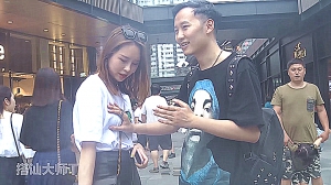 成人網台主播借街訪輕薄美女惹怒成都男人