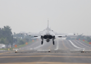 台軍漢光演習20架戰機降落彰化高速公路補給