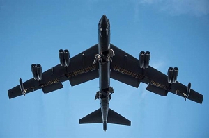 美軍兩架B52H轟炸機今闖東海南海空域繞圈