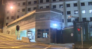 美國駐港澳總領事館本月兩度遭內地人潑油