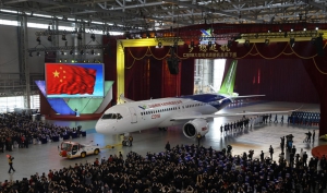 國產首架大型客機C919亮相