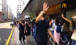 港九都有市民響應戴口罩步行上班行動