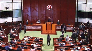 主席台投影「五大訴求」林鄭月娥施政報告腰斬