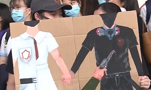 中槍學生逾百校友及同學在學校外靜坐聲援