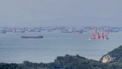 大陸抽運砂船「包圍」馬祖南竿島  台海巡署派艦驅離