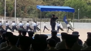 【博評】不惑青年：視頻披露港警以中式步操接受檢閱？