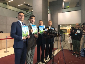 自由黨建議特首抽起3成財政盈餘「填海」