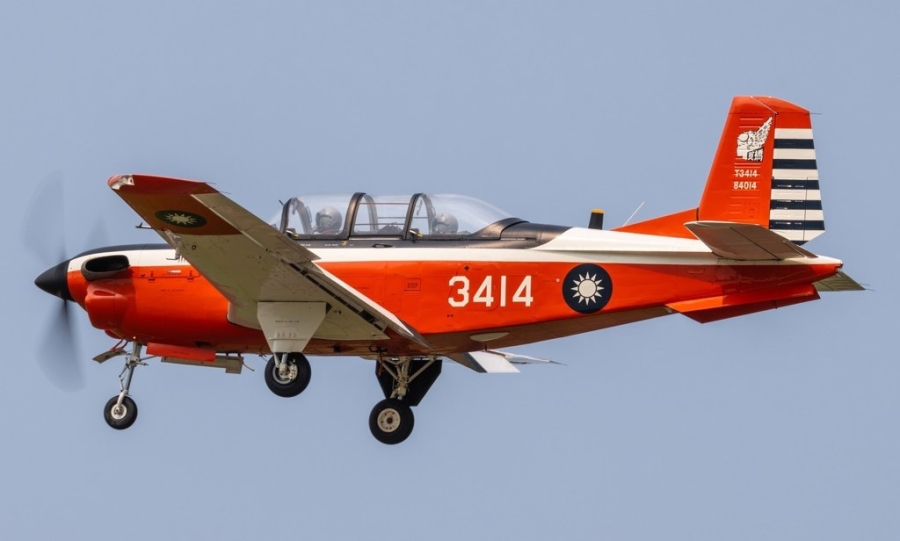 台空軍教練機墜毀兩人死亡 殉職飛行員曾言開T-34如「玩命」