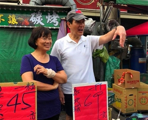 卸任總統與失業部長下鄉聚舊充當生果小販