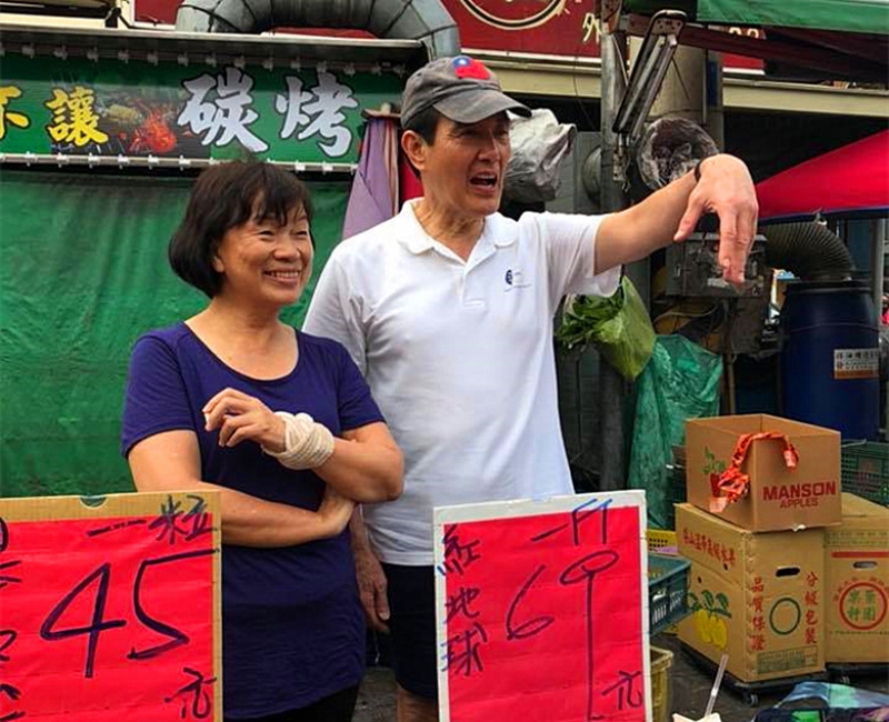 卸任總統與失業部長下鄉聚舊充當生果小販