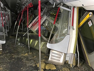 港鐵中環站凌晨兩列空載列車管道內嚴重碰撞