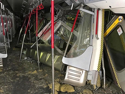 港鐵中環站凌晨兩列空載列車管道內嚴重碰撞