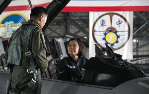 蔡英文巡視空軍基地讚揚攔截解放軍戰機行動