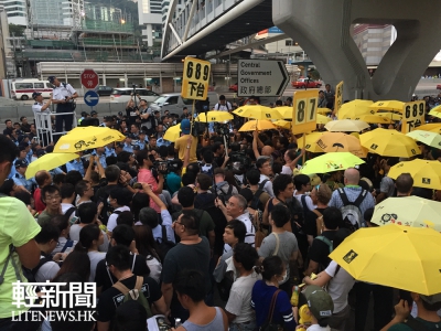 【短片】警方及示威人士夏愨道對峙約一小時