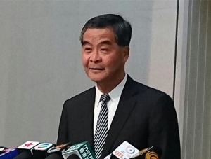 梁振英笑對特首選舉民調包尾