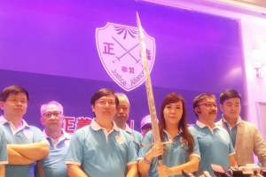 李偲嫣因財失「義」