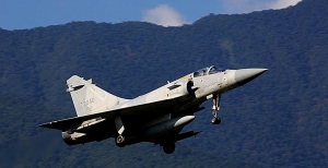 台灣空軍皇牌「幻象2000-5」戰機訓練時失縱