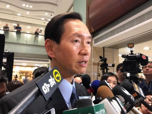 陳智思繼續為大學校園民主牆事件降溫
