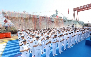 解放軍第一艘075型兩棲攻擊艦下水將稱霸台海