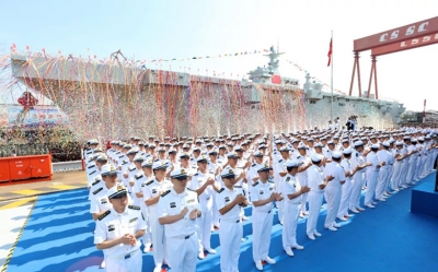 解放軍第一艘075型兩棲攻擊艦下水將稱霸台海
