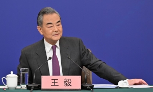 王毅﹕中方將與阿拉伯國家加強團結避免局勢升級惡化