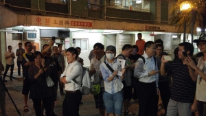 逾百市民到王國興區議員辦事處「贈慶」