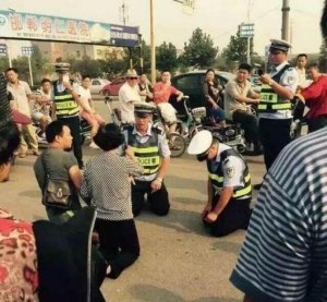 邯鄲交警對跪老婦
