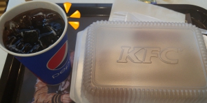 全港KFC停供膠飲管杯蓋 網民鬧爆「偽環保」？