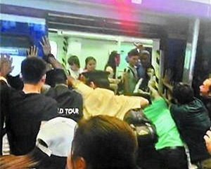 廣州地鐵出現乘客合力推開車廂救人場面